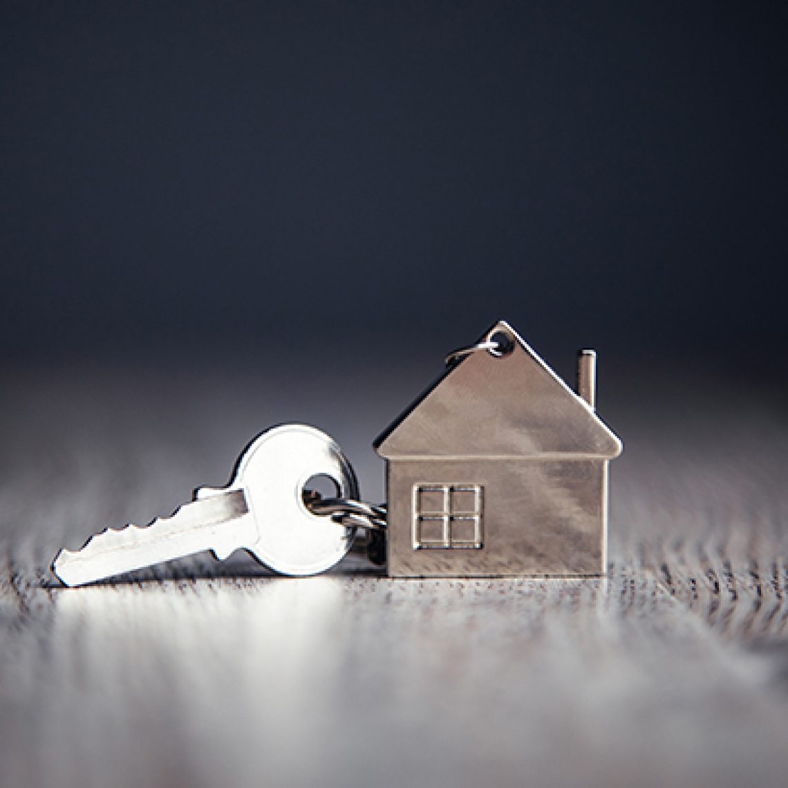 house model and house key on table